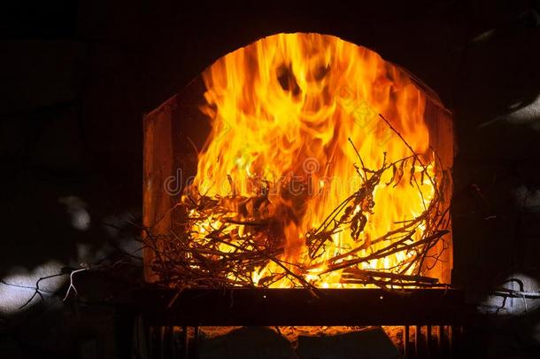 一明亮的和热的火焰采用指已提到的人open采用g关于指已提到的人壁炉.