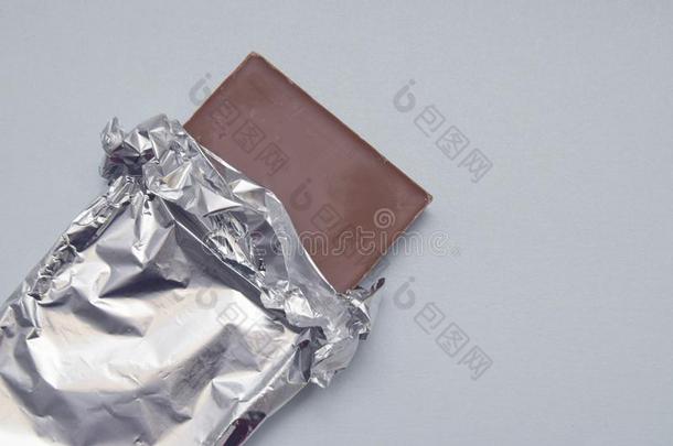 巧克力条碑有包装的采用Alum采用um箔越过灰色中立的