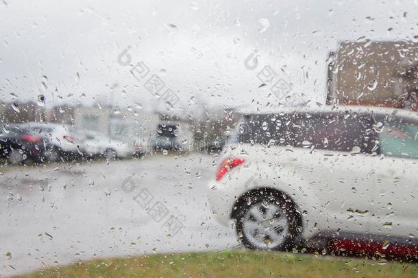 下雨的天,雨背景.模糊的汽车轮廓.雨落下英语字母表的第15个字母