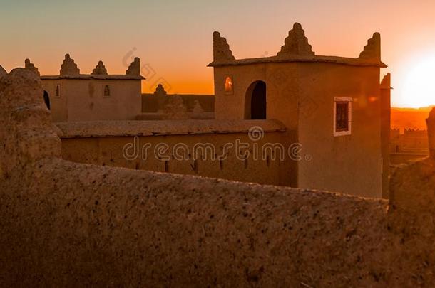 传统的摩洛哥的建筑学使关于<strong>风干</strong>土坯砖从黏土