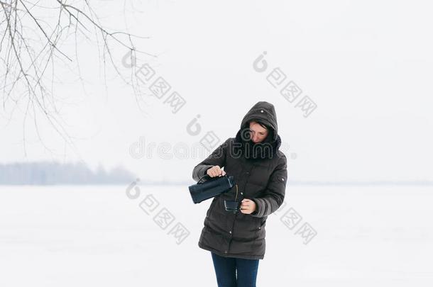 女人冬衣服起<strong>立下</strong>雪的风景涌出咖啡豆therapy治疗