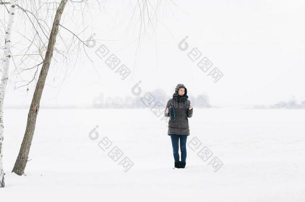 女人冬衣服热水瓶起<strong>立下</strong>雪的风景