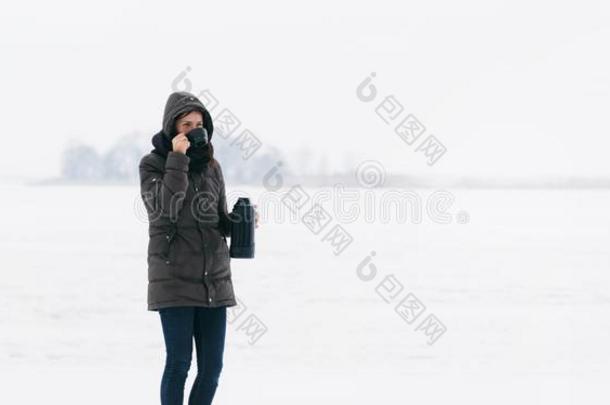 女人冬衣服起<strong>立下</strong>雪的风景饮料咖啡豆