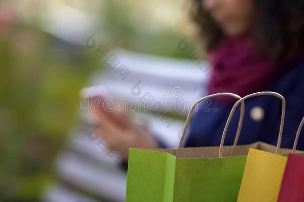 颜色鲜艳的购买,女人购物在线的向背景,使用