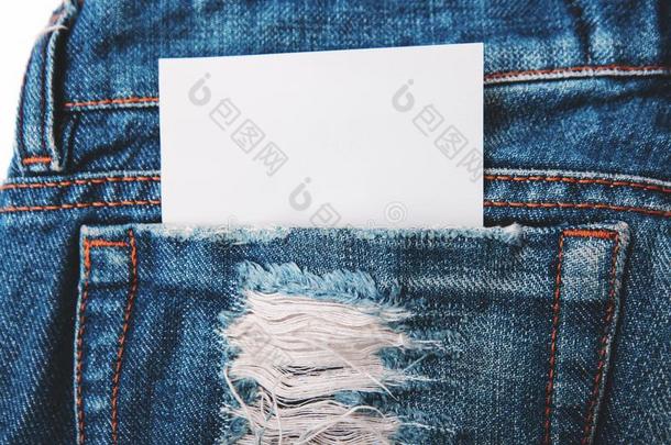 一块关于纸采用指已提到的人口袋关于牛仔裤裤子.