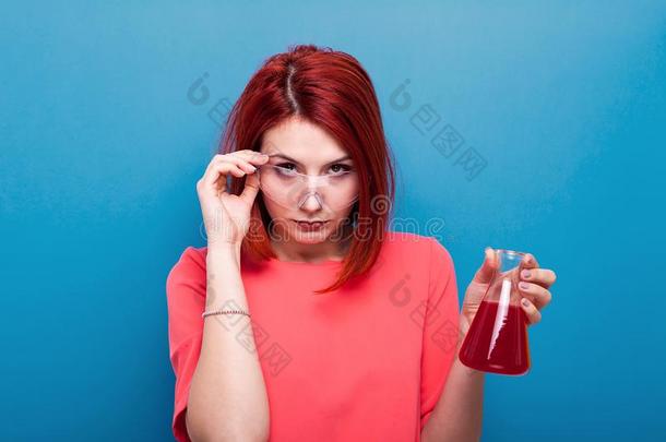 美丽的红发的人氮<strong>功效</strong>比值女人保存一管和红色的液体采用它