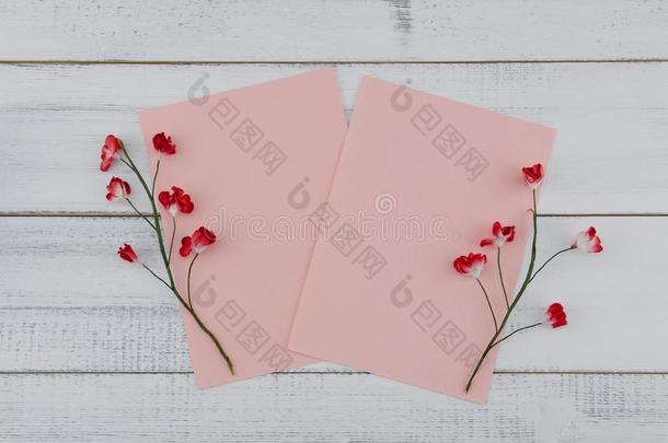 两个空白的粉红色的卡片装饰和红色的纸花