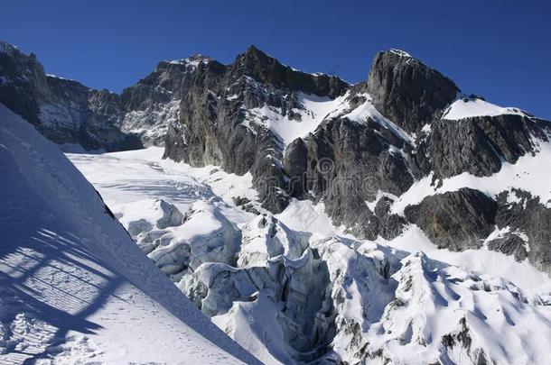 <strong>雪山雪山</strong>在下面蓝色天