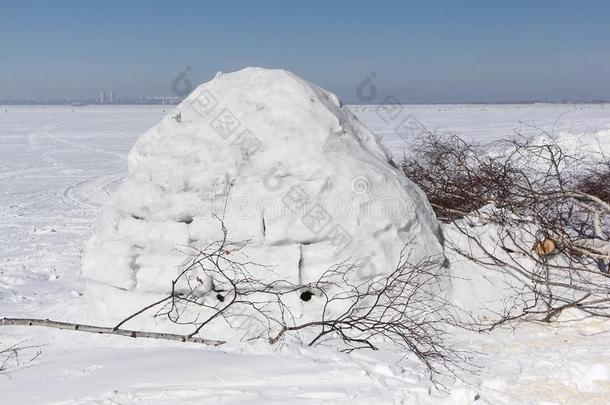 雪块砌成的圆顶小屋起立向一下雪的gl一de采用指已提到的人w采用ter