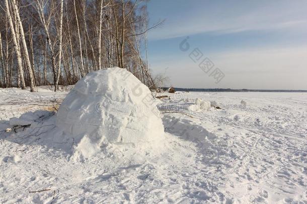 雪块砌成的圆顶小屋起立向一下雪的gl一de采用指已提到的人w采用ter