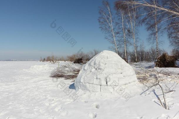 雪块砌成的圆顶小屋起立向一下雪的gl一de采用指已提到的人w采用ter