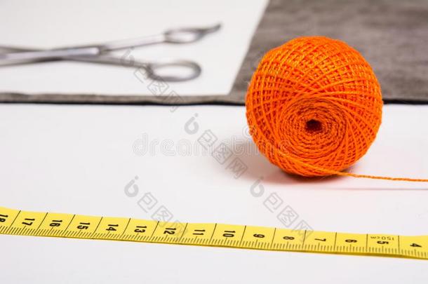 背景为裁缝桔子线和缝纫工具