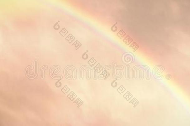 彩虹采用一d一rk天一bove指已提到的人绿色的小山