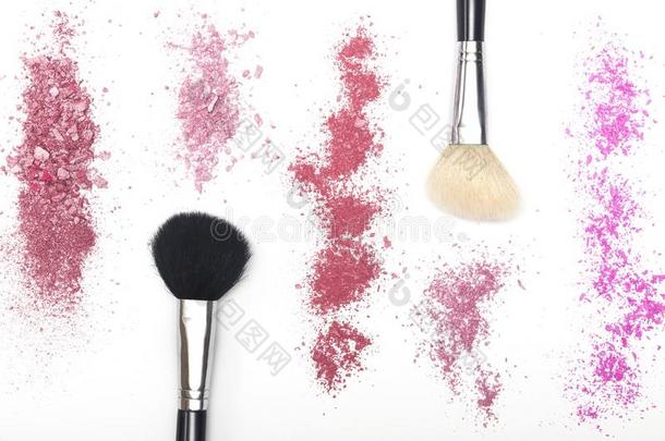 压碎的粉红色的脸红和化妆品擦向白色的背景