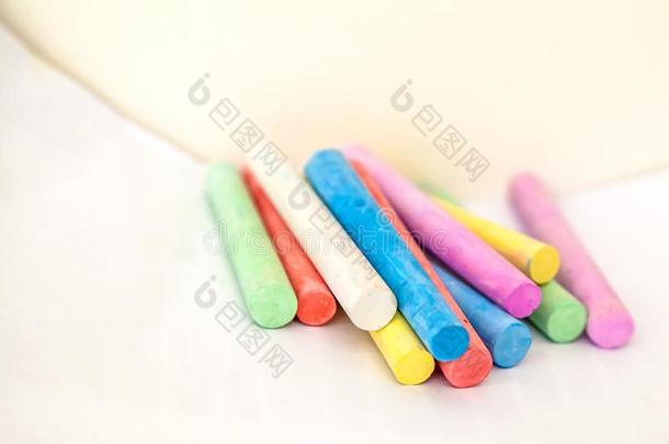 粉笔富有色彩的多彩的向白色的和彩色粉笔背景.