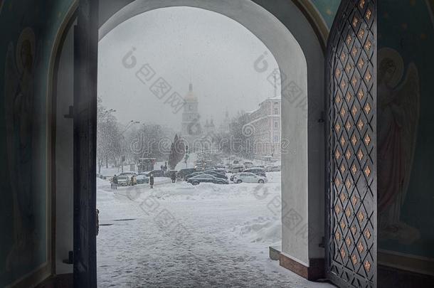 基辅,乌克兰-前进04,2018:下雪的城市从指已提到的人门关于SaoTomePrincipe圣多美和普林西比.