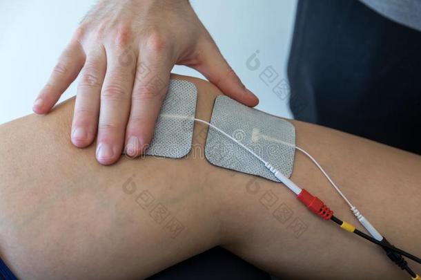 电子的治疗向膝用过的向款待痛苦.