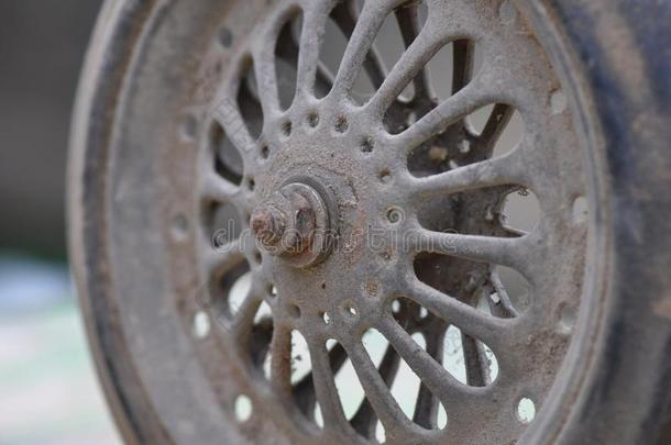 老的轮子和灰尘