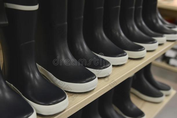 黑的橡胶擦靴人向商店架子采用一商店