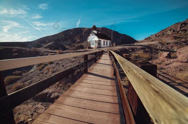 风景优美的木制的桥和城镇采用老的沙漠城镇在亚利桑那州description描写