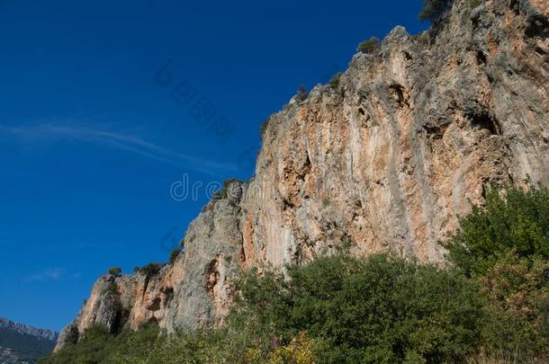 场面富丽的钟乳石向岩石攀登的悬崖采用<strong>图</strong>标标题,英语字母表的第20个字母