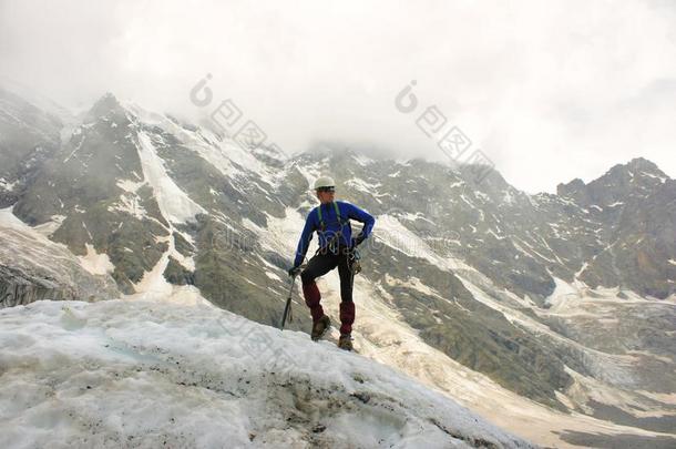 指已提到的人登山者和指已提到的人冰斧头看台向顶关于指已提到的人冰河.