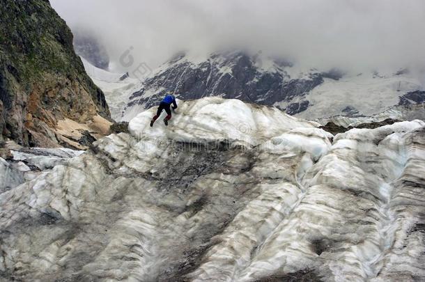 指已提到的人登山者爬指已提到的人冰河.