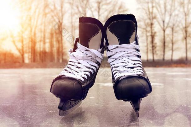 黑的曲棍球<strong>溜冰</strong>鞋向一冰<strong>溜冰</strong>场.