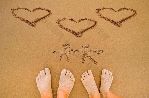 绘画浪漫的爱心向海滩
