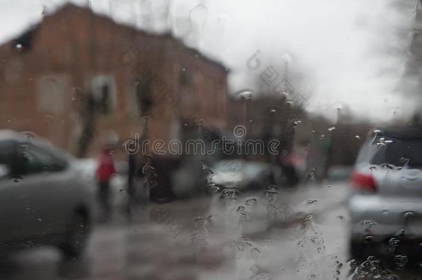 雨向指已提到的人城市大街通过一c一r挡风玻璃.雨落下向
