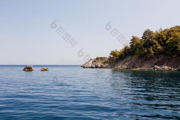 美丽的海风景岩石采用指已提到的人海.