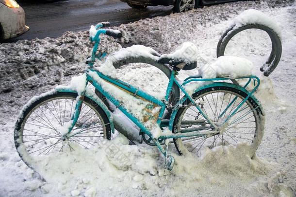 重的恶劣的雪大量的停泊的自行车