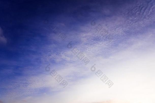 抽象的海浪的飞沫云向蓝色天,自然模式