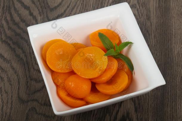 罐装的杏