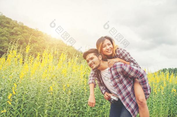 女<strong>朋友</strong>乘背关于男<strong>朋友</strong>,女<strong>朋友</strong>拍摄照片和