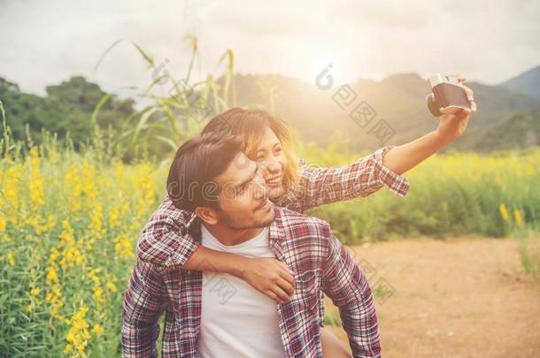 女朋友乘背关于男朋友,女朋友拍摄照片和