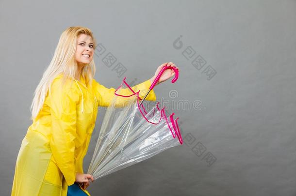 幸福的女人使人疲乏的雨衣佃户租种的土地透明的雨伞