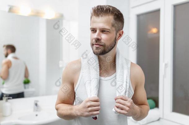 早晨卫生,男人采用指已提到的人浴室look采用g采用镜子