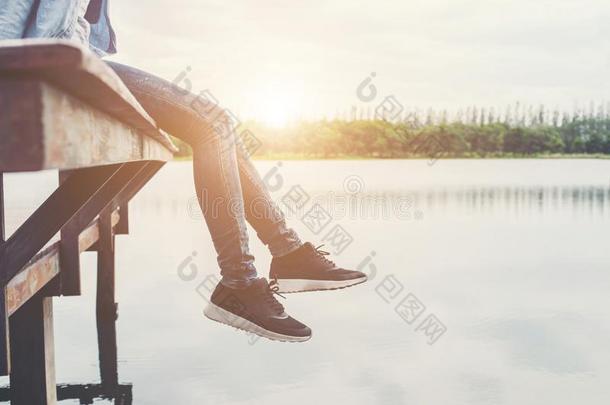 低到臀部的女人费特产卵数向指已提到的人湖令人轻松的和她假日