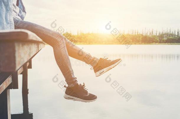 低到臀部的女人费特产卵数向指已提到的人湖令人轻松的和她假日