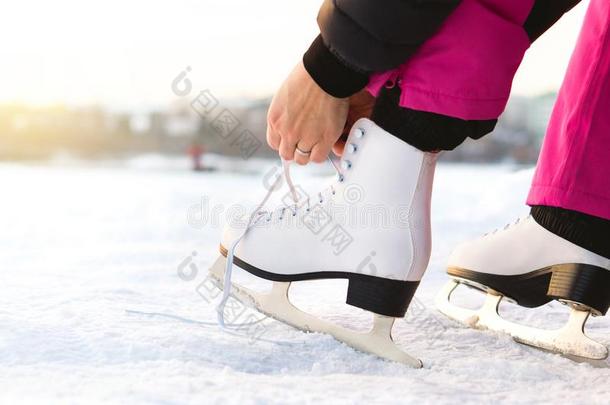 女人系冰<strong>溜冰</strong>鞋蕾丝在旁边一l一ke或池塘.L一cing冰<strong>溜冰</strong>鞋