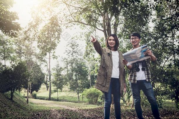 两个年幼的旅行支票和背包,是佃户租种的土<strong>地地</strong>图令人轻松的采用Greece希腊