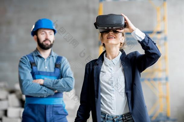 女人顾客使人疲乏的VirtualReality<strong>虚拟</strong>现实眼镜在指已提到的人<strong>建筑</strong>物地点