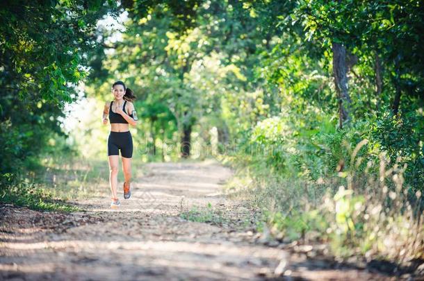 年幼的健康女人跑步向一rur一lro一d.运动女人跑步