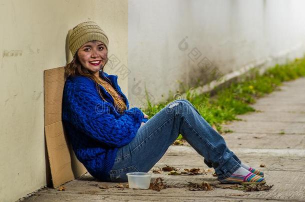 户外的看法关于无家可归的微笑的女人乞讨向指已提到的人大街采用
