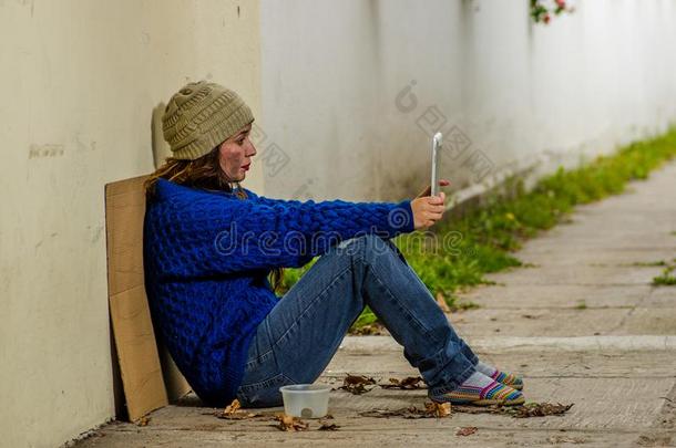 户外的看法关于无家可归的女人乞讨向指已提到的人大街采用寒冷的arginine-utilizingsystem精氨酸利用系统