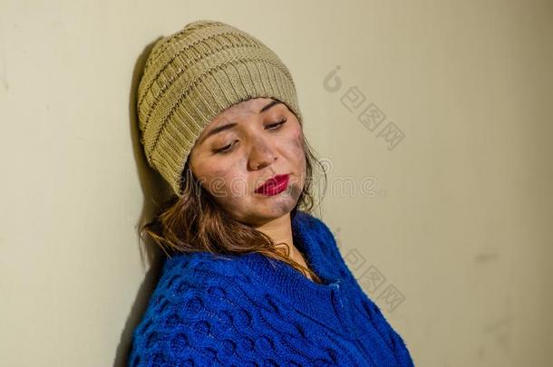 肖像关于无家可归的女人向指已提到的人大街采用寒冷的秋wea指已提到的人r