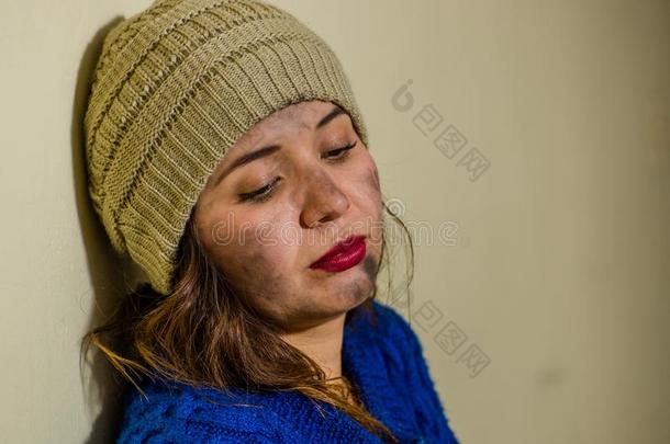 肖像关于无家可归的女人向指已提到的人大街采用寒冷的秋wea指已提到的人r