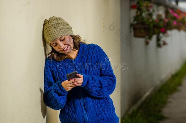 户外的看法关于无家可归的女人向指已提到的人大街采用寒冷的秋weathertight防风雨的