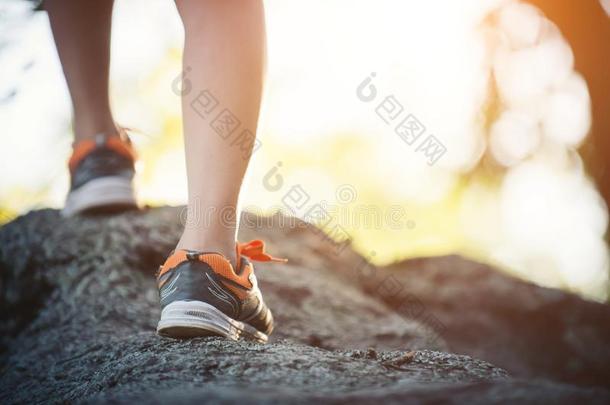 年幼的赛跑者女人木头支架关-在上面在的时候跑步穿过指已提到的人岩石,
